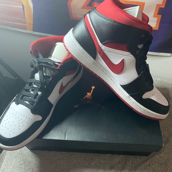 COPY - Air Jordan 1 mid size 9.5